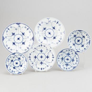Matservis, 62 delar, porslin, "Musselmalet", Royal Copenhagen.