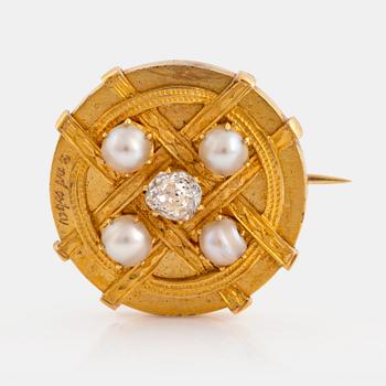 993. An 18K gold brooch set with an old-cut diamond and four half pearls, possibly A Tillander.