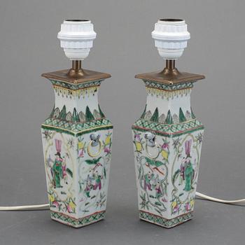 VASER/BORDSLAMPOR, ett par, porslin, Kina. 1900-tal.