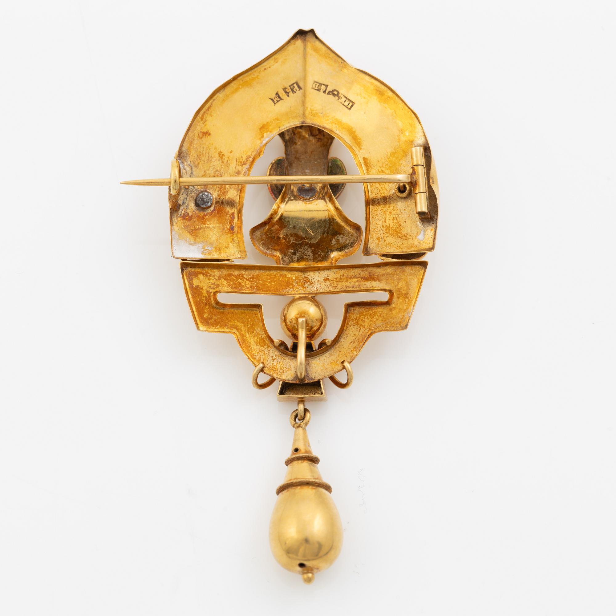 Brooch 18K gold with pearls.