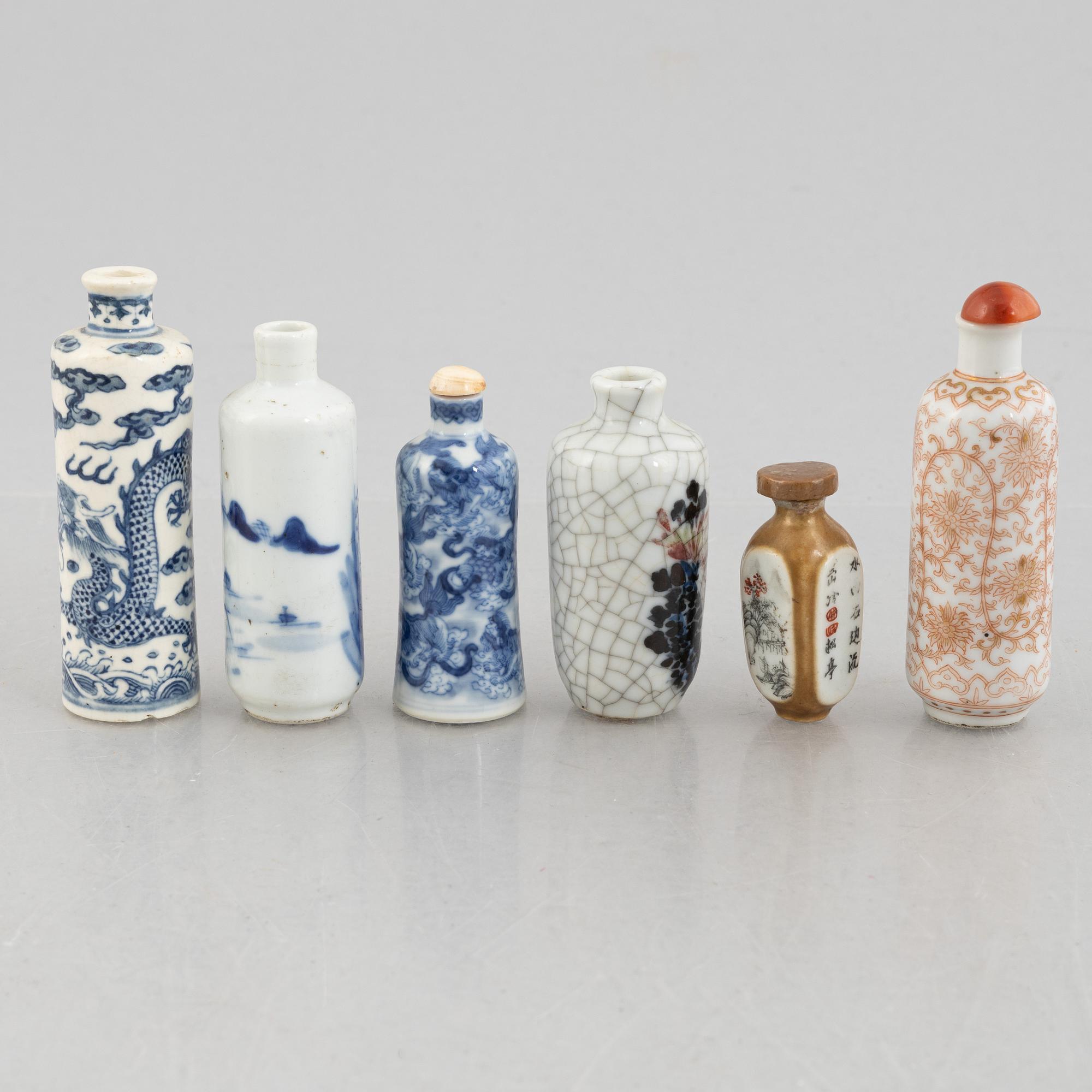 Eleven Chinese porcelain snuff bottles, 19th-20th century.