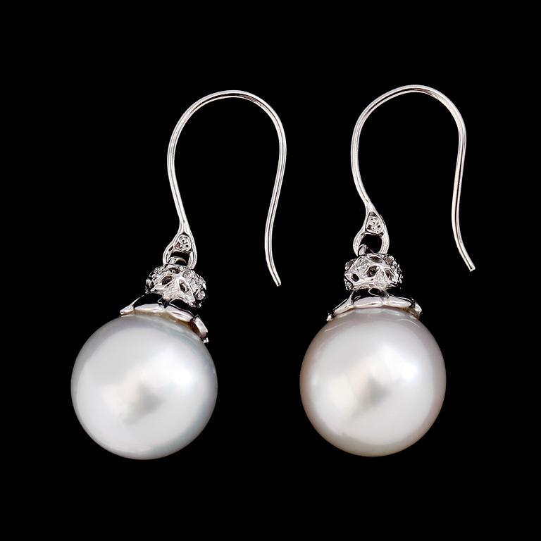 ÖRHÄNGEN, 1 par, 14K vitguld, vittonade South Seapärlor, diamanter tot ca 0.05 ct.