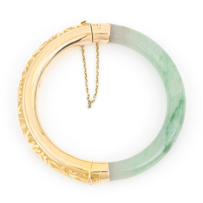 ARMBAND, jade och 14 k guld. Total vikt 36 gr.