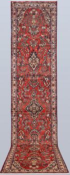 A Hamadan runner, approx. 520 x 112 cm.