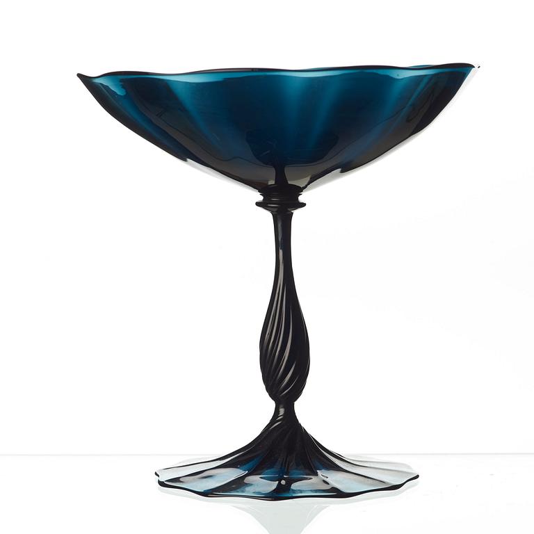 Simon Gate, a 'Slottsglas' glass footed bowl, Orrefors 1923.