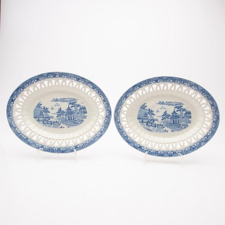 Gallerskålar med underfat, ett par, flintgods, England, 1800-tal.