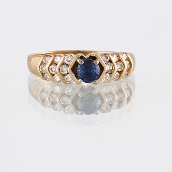 RING, 14K guld med fasettslipad blå safir samt 18 briljantslipade diamanter, utländska stämplar. Vikt 3,7 gram.