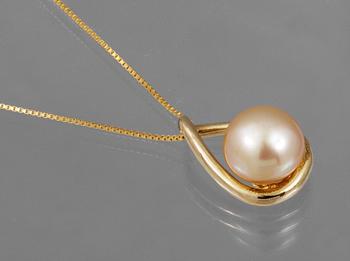 PENDANT, set with cultured golden south sea pearl.