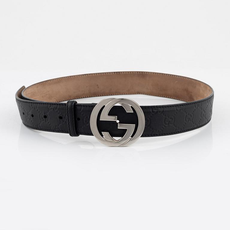 Gucci, a black leather belt, size 95.