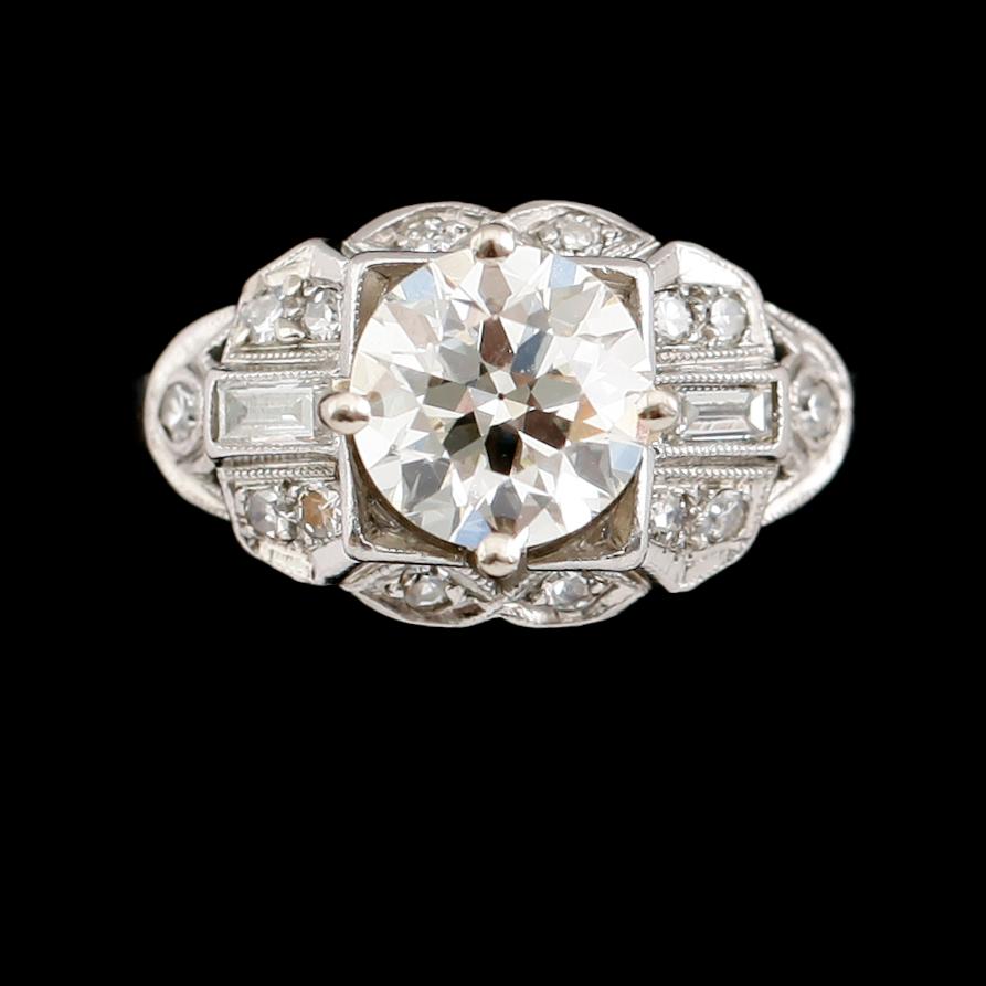 RING, platina, solitär briljantslipad diamant ca 1.50 ct, 14 briljant/baguetteslipade diamanter.