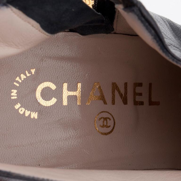 CHANEL, ett par stövletter / skoletter.