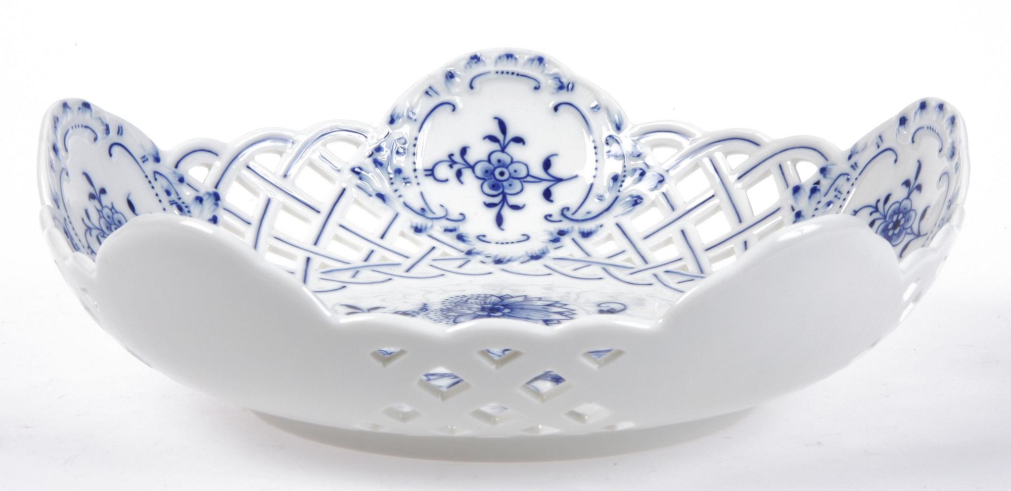 MATSERVIS, 87 delar, porslin, Meissen, lökmönstrad.