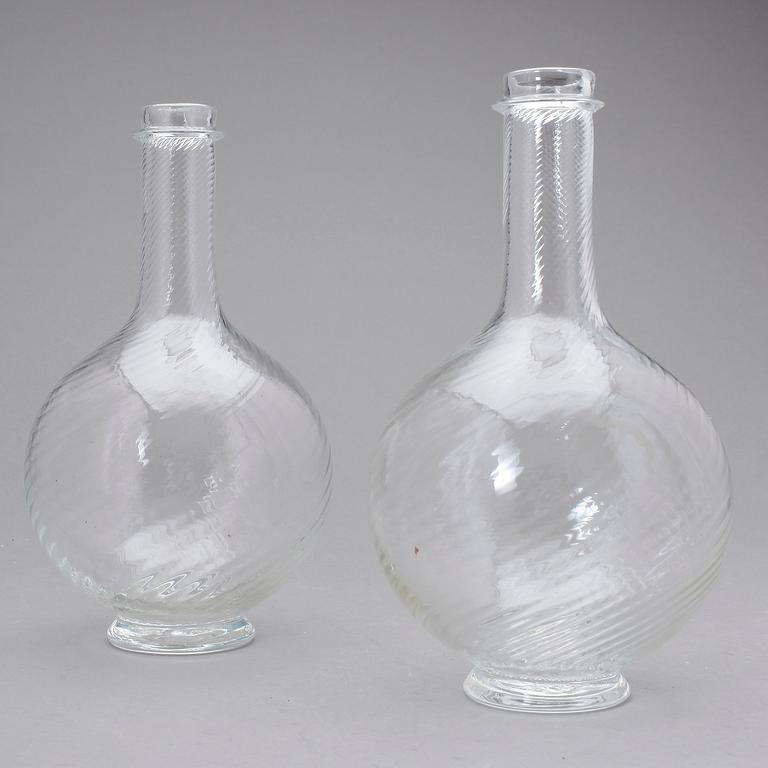 KARAFFER, ett par, glas, tidigt 1800-tal/1800-talets första hälft.