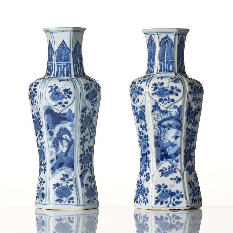 A pair of blue and white vases, Qing dynasty, Kangxi (1662-1722).