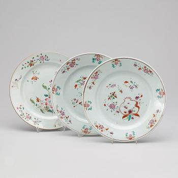 TALLRIKAR, 3 st, porslin, Kina, Qing dynastin, Qianlong (1735-96).