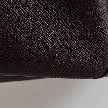 Louis Vuitton, A 'Taiga Kendall GM' Bag.
