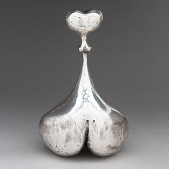 Pertti Kolehmainen, hopeaveistos, signeerattu 1989, numeroitu 4/6.