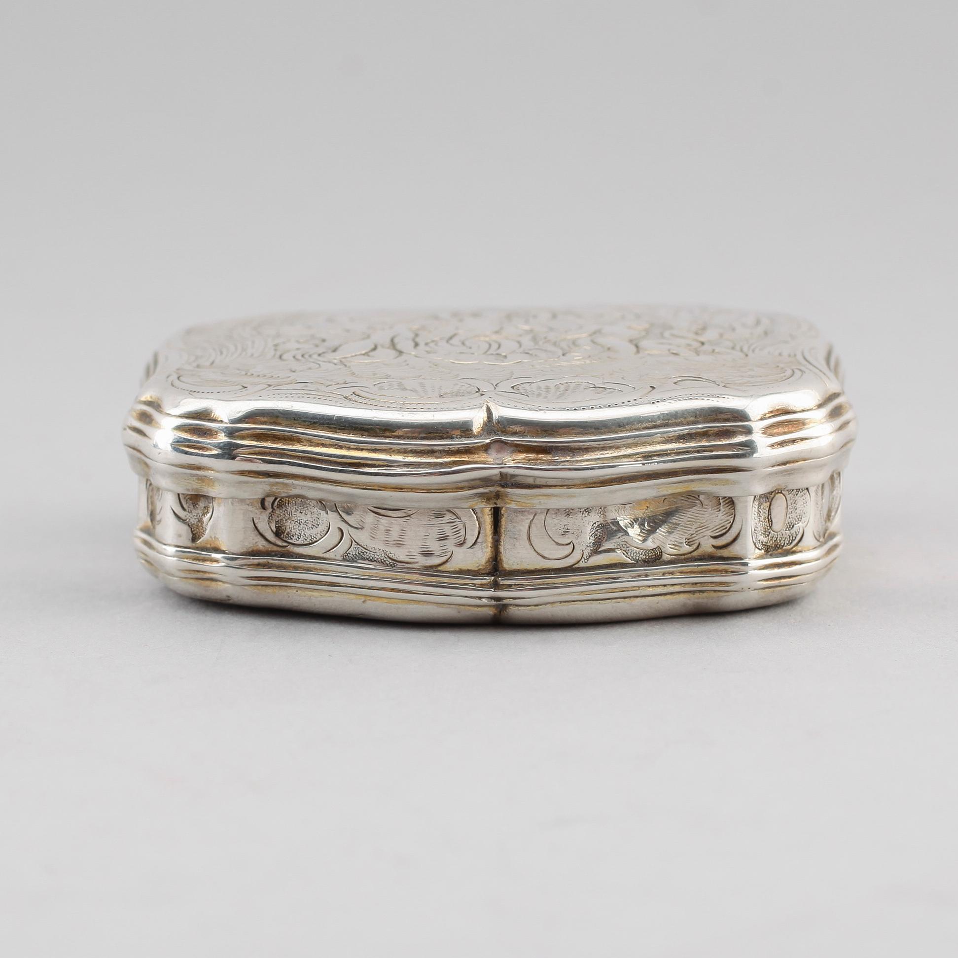 DOSA, silver, otydliga stämplar, möjligen Frankrike, rokoko, 1700-tal. Vikt ca 51 gram.