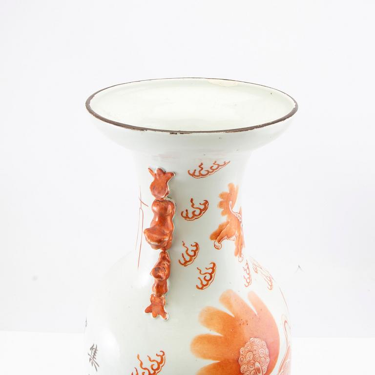 A Chinese buddhist lion vase, 20th Century.
