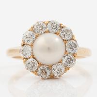 Ring, carmosémodell 18K guld med en odlad boutonpärla och gammalslipade diamanter.
