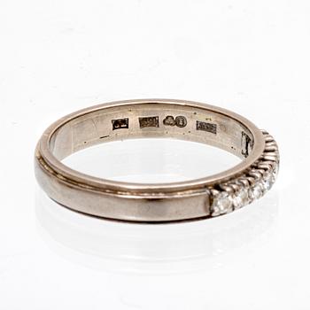 An 18K white gold ring with brilliant cut diamonds.