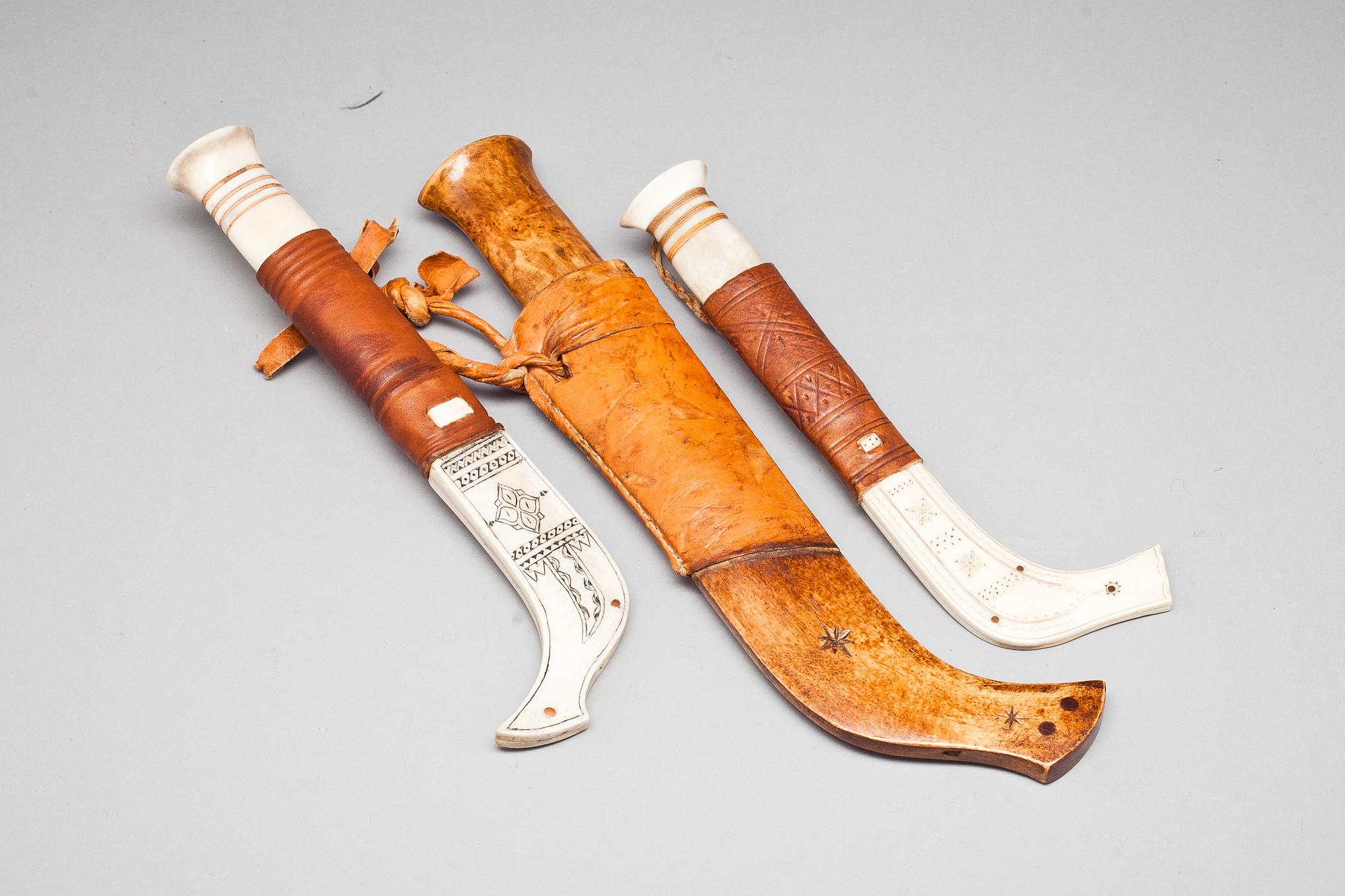 SAMEKNIVAR, 3 st. Monogramsignerade.