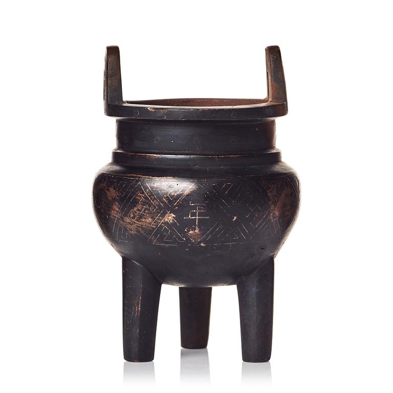 A tripod bronze censer, Qing dynasty (1664-1912).