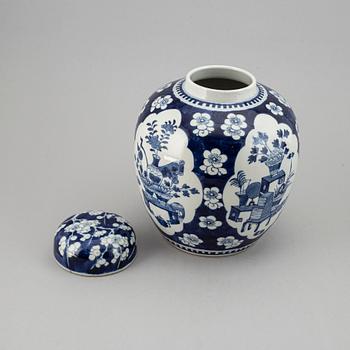 BOJAN med LOCK, samt LAMPA, porslin. Qingdynastin, 1800-tal.