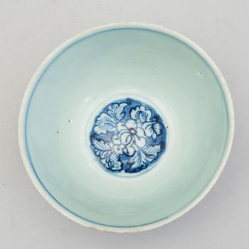 A Chinese porcelain blue and white bowl, Ming dynasty (1368-1644).