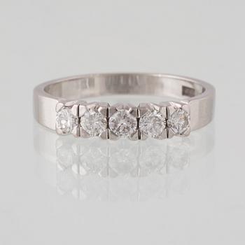 RING, 18K vitguld med 5 briljantslipade diamanter 0.50 ct,  Jarl Sandin, Göteborg, 1972. Vikt 3,7 gram.