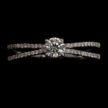 RING, vitguld 18K samt diamanter tot. 0.43 ct. Vikt ca 2,8 g.