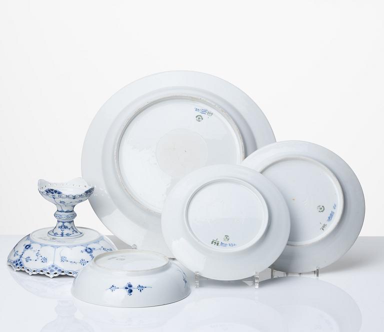 Royal Copenhagen, a 39 pcs 'Musselmalet' porcelain service, Denmark, mixed manufacturing dates, ca 1900 and onwards.