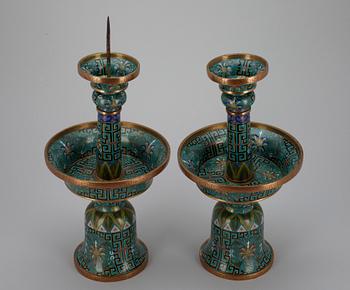 LJUSSTAKAR ETT PAR, cloisonné emalj, Kina 1910-1930, signerade Lao Tian Li.