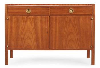 725. JOSEF FRANK, sideboard, Firma Svenskt Tenn, modell 848, ca 1939.