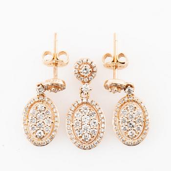 Örhängen ett par samt hänge av 14K roséguld med runda briljantslipade diamanter.