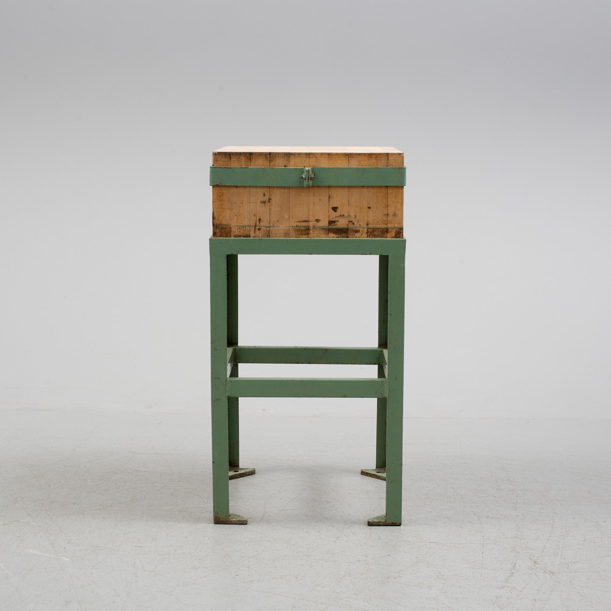 STYCKBÄNK/HUGGKUBBE, 1900-tal.