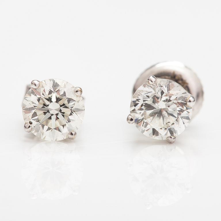 A pair of 18K white gold earrings with diamonds ca. 1.20 ct in total.