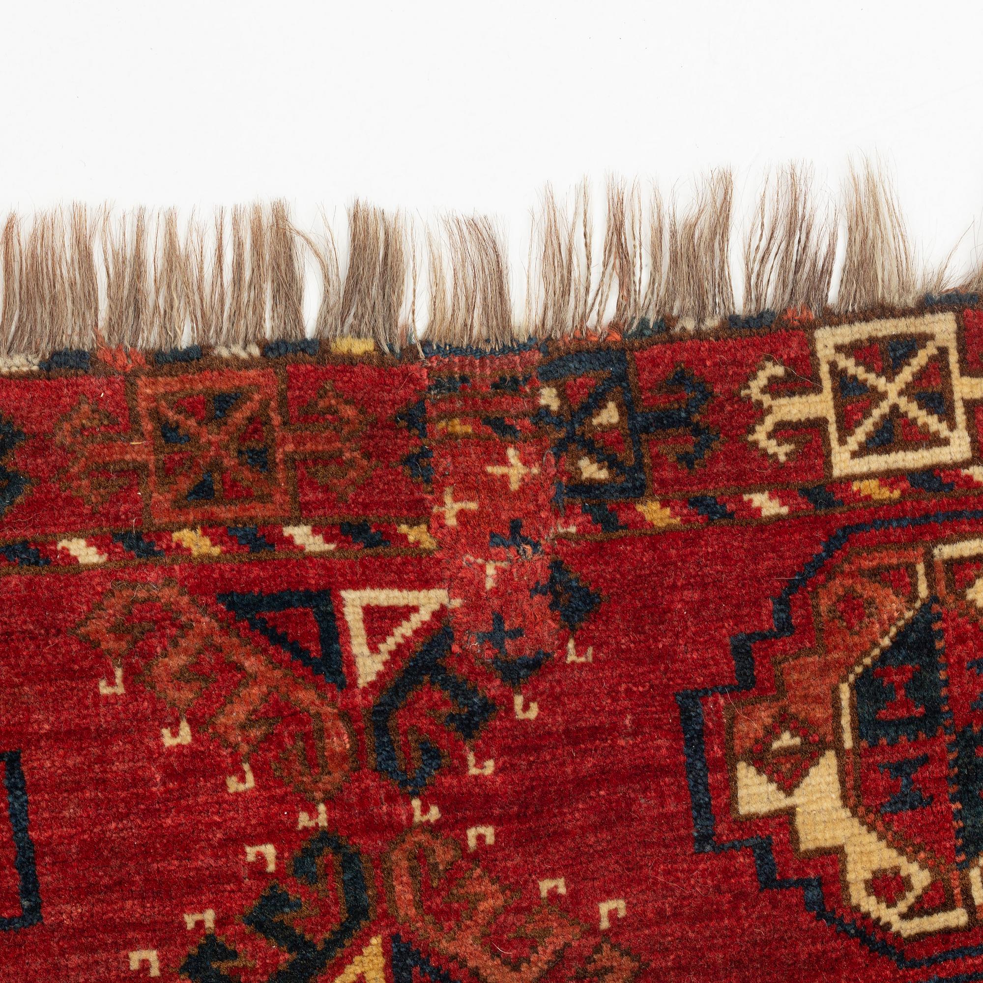 An antique Turkmeni churval, 142 x 84 cm.