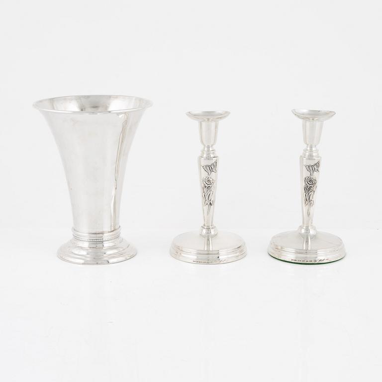 Vas samt ljusstakar, ett par, silver, Meya Lerible, Mema, fyrklövern, 1990/2000-tal.