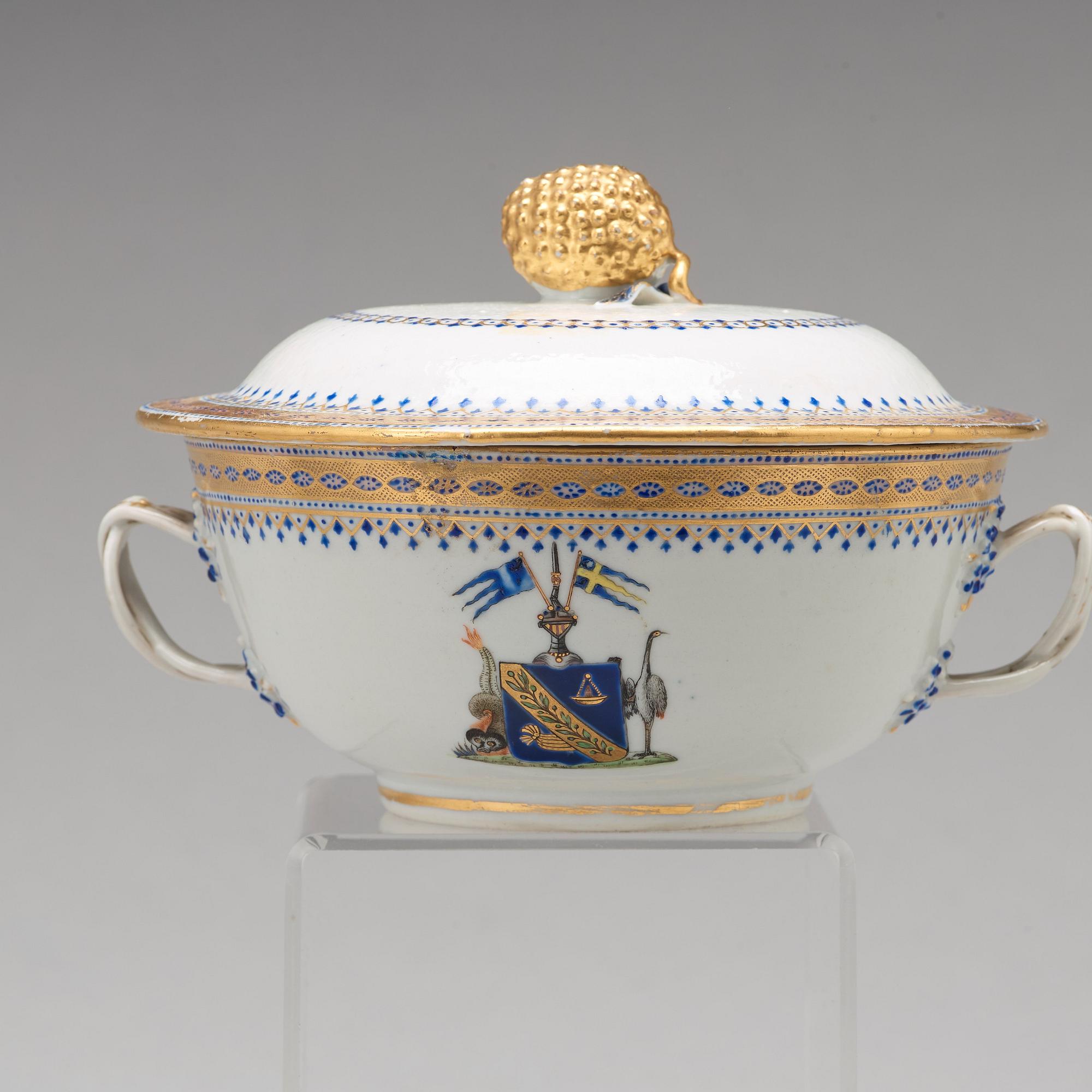 SKÅLFAT samt EQUELLE med LOCK, vapenporslin, Qingdynastin, Jiaqing 1796-1820.