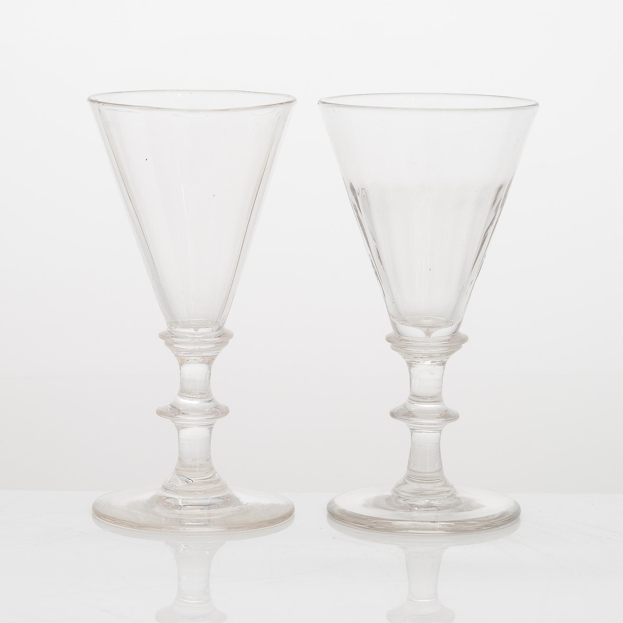 Ryyppylaseja / väkeväviinilaseja, 19 kpl, samankaltaisia, vuosisadanvaihde 1800/1900.