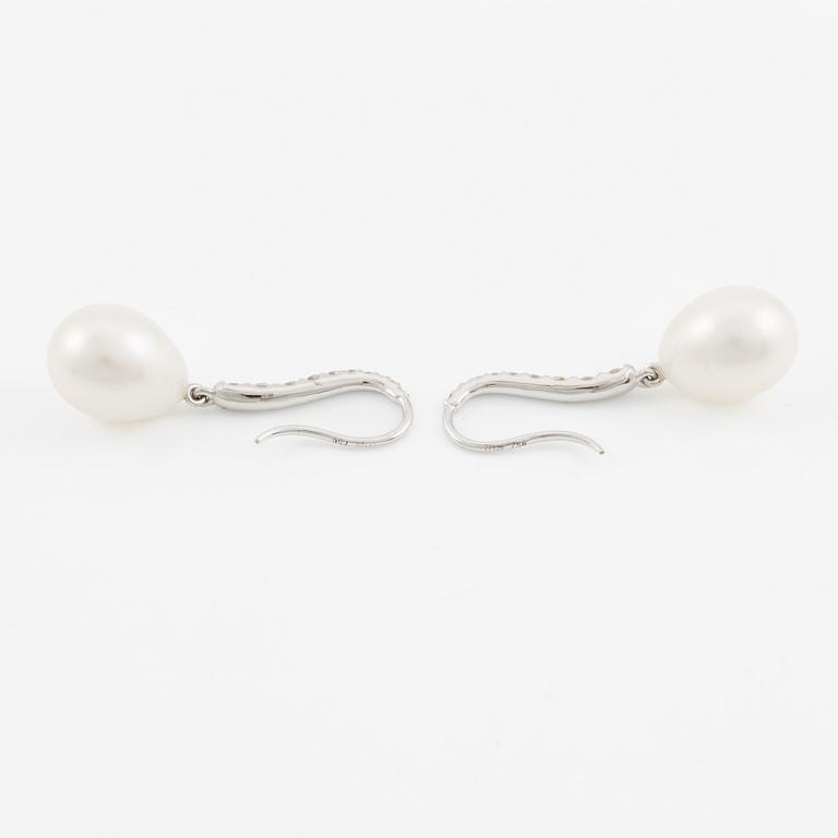 Earrings 18K white gold with cultured drop-shaped pearls and brilliant-cut diamonds.