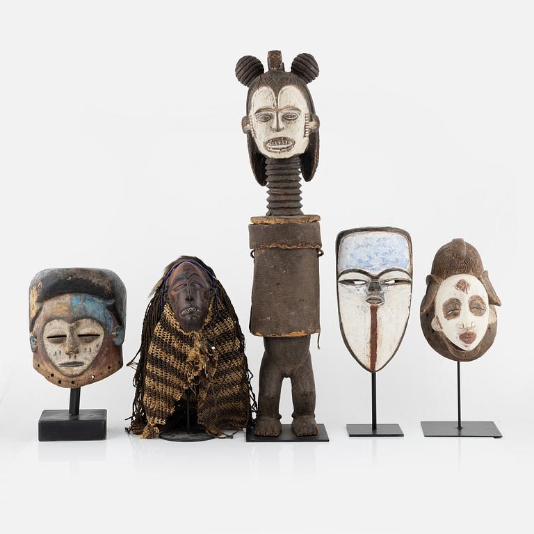 Skulpturer och masker, 5 st, enligt uppgift från Puno, Gabon, Igbo, Nigeria, Vuvi,Gabon, m.m, 1900-talets andra hälft.