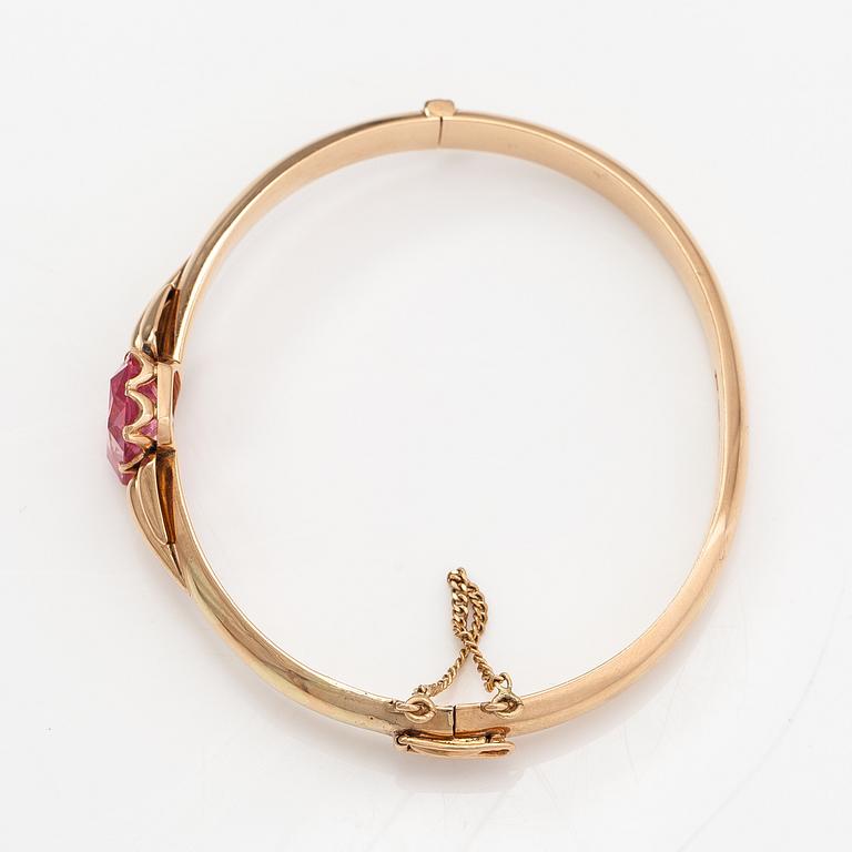 Armband, 14K guld och syntetisk safir. Westerback, Helsingfors 1952.