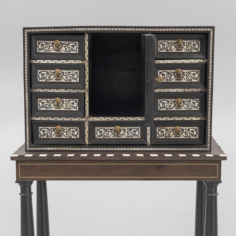 Kabinettskåp, 1800-tal. Barockstil.