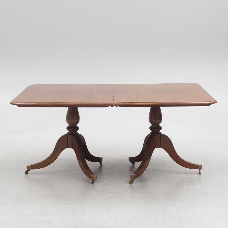 A two-part mahogany Georgian/Victorian dining table, England, first half of the 20th century.