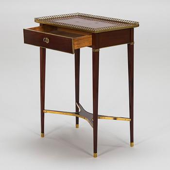 Sidobord, sengustavianskt, kring 1810, ristad signering AAS, oidentifierad.