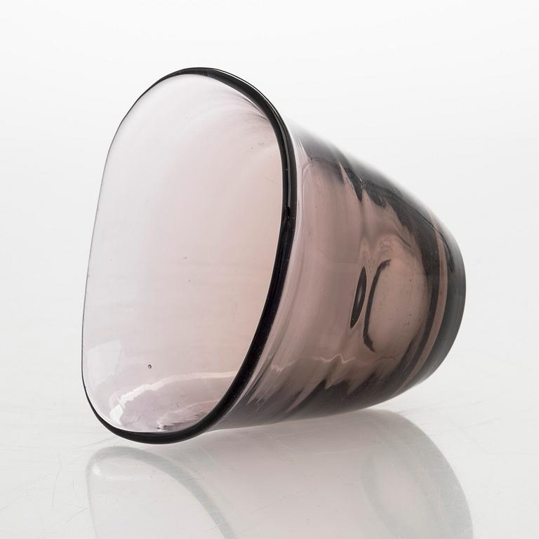 Gunnel Nyman, skål, modell 38 / 11123, signerad Gunnel Nyman Riihimäen Lasi Oy. Formgiven 1938.