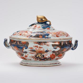 A part imari dinner service, Qing dynasty, early 18th Century. (4 pieces).