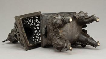 A bronze censer with cover, late Qing dynasty, 19th Century.